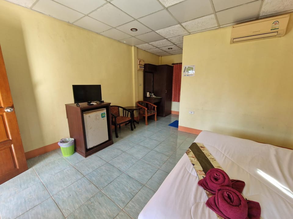Communal lounge/ TV room, Bed, TV and multimedia, Photo of the whole room, Bedroom