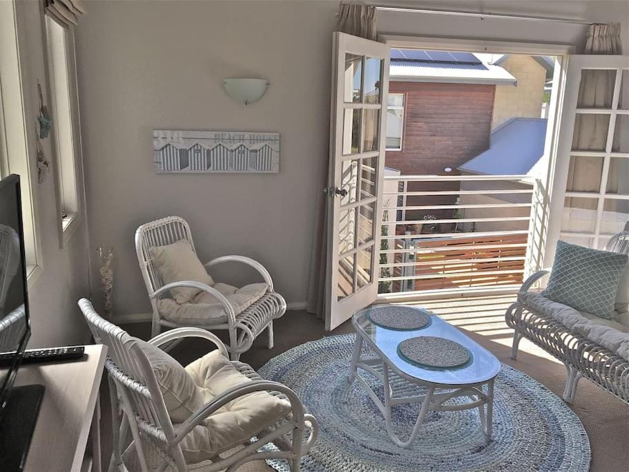 Fremantle Local Beach Studio Apartment in Perth