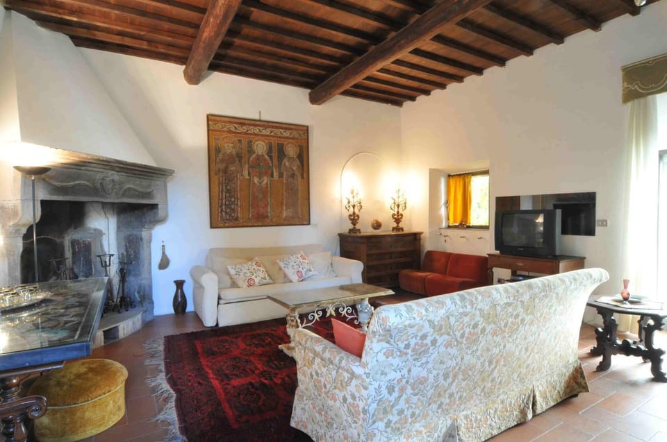 Villa in Private Estate,shared Pool,parking,3km to Ponte Vecchio Villa in Florence