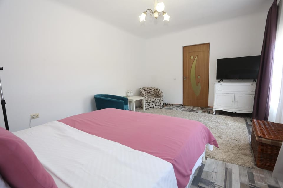 Bed, TV and multimedia, Photo of the whole room, Bedroom