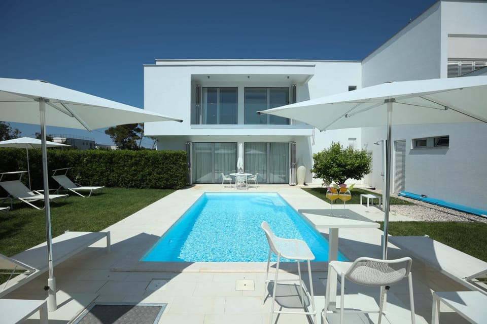Property building, Day, Swimming pool