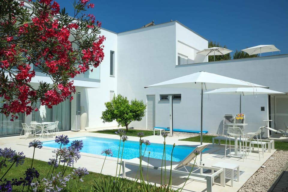 Property building, Day, Swimming pool