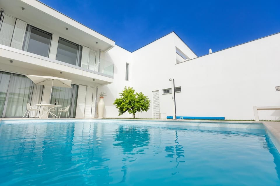 Property building, Day, Swimming pool