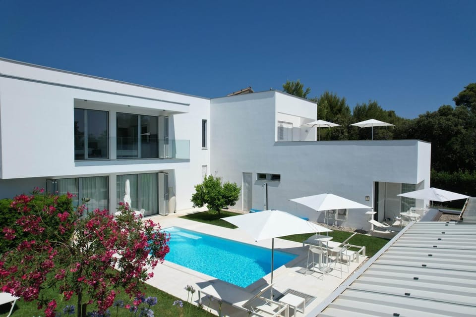 Property building, Day, Swimming pool