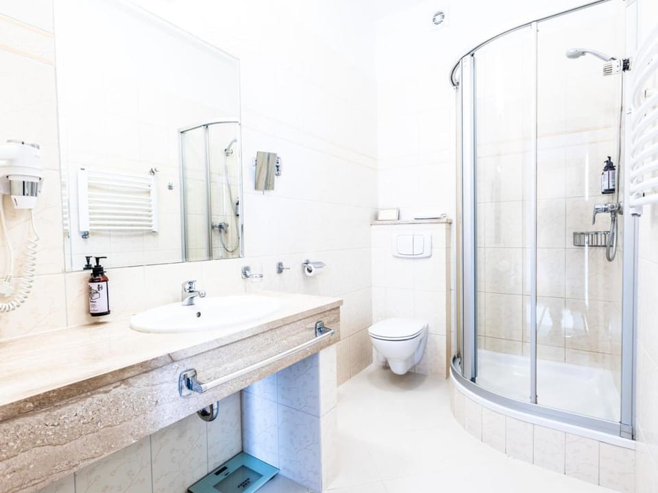 Shower, Toilet, Bathroom, heating, towels