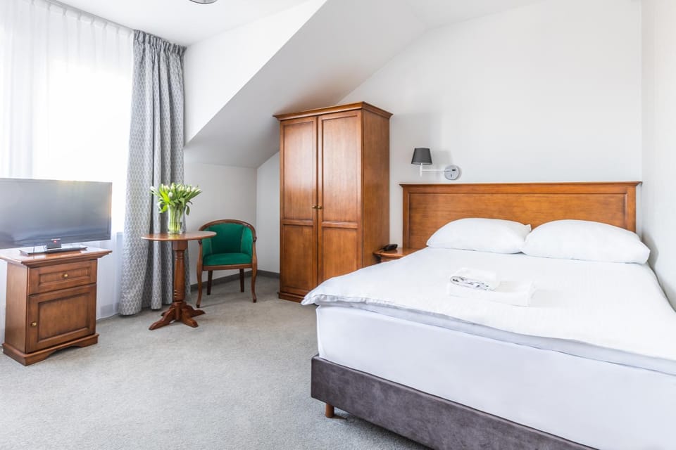 Bed, TV and multimedia, Photo of the whole room, Bedroom, towels