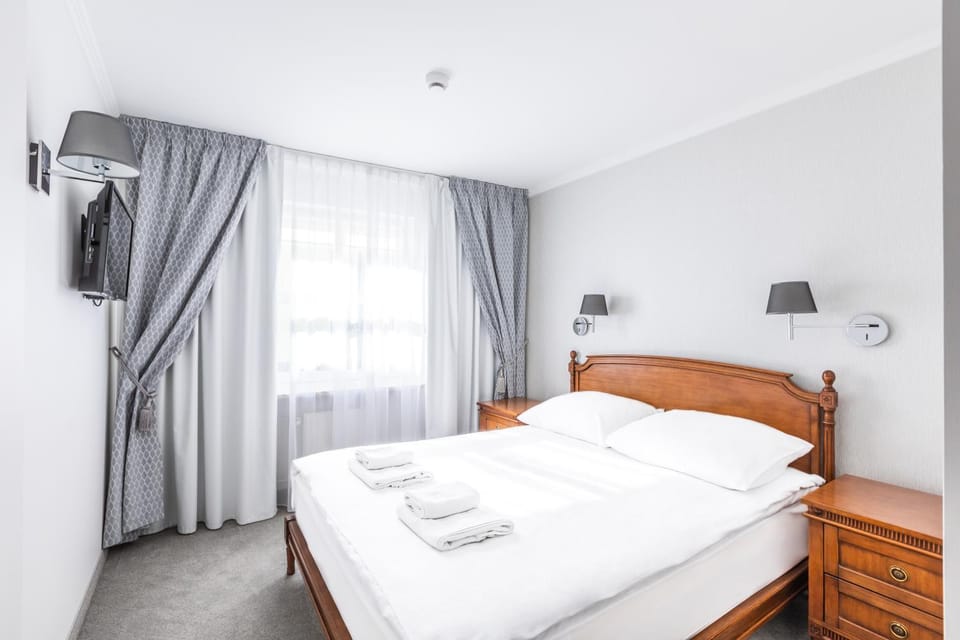 Bed, TV and multimedia, Photo of the whole room, Bedroom, towels