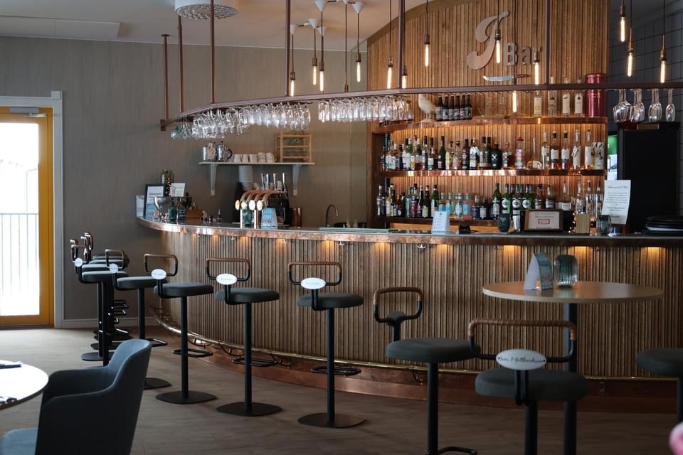 Lounge or bar, Food and drinks, Drinks