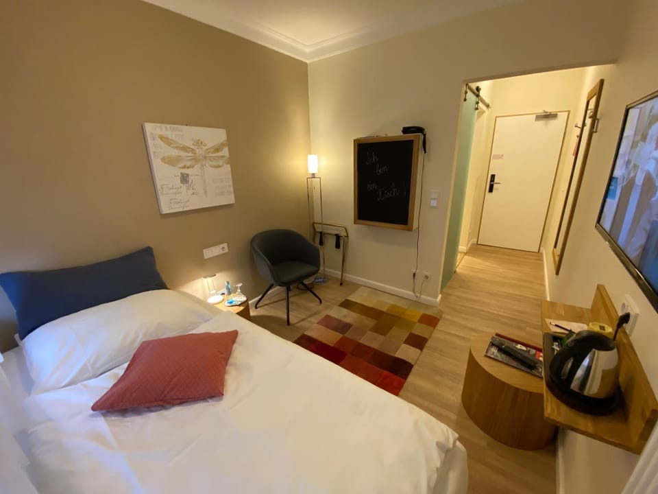 Photo of the whole room, Bedroom