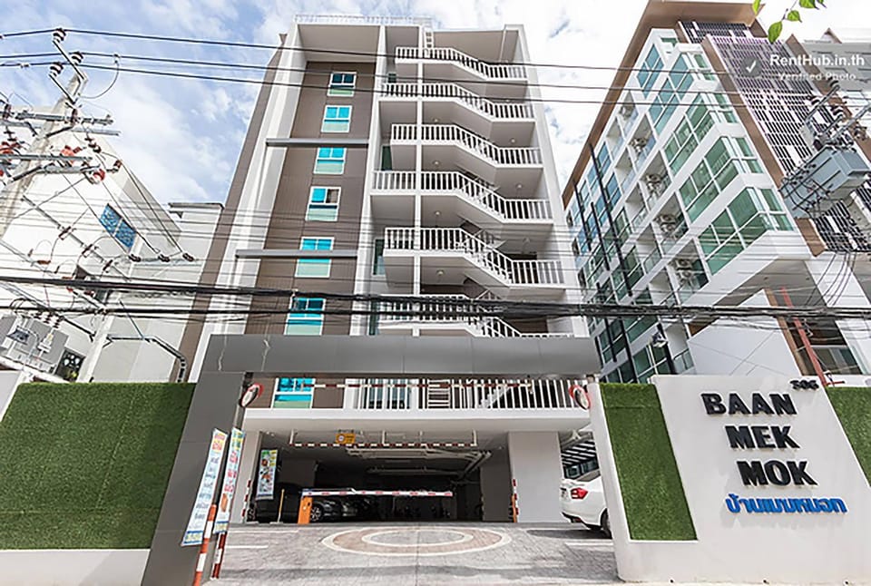 Property building, Facade/entrance, Day, Location