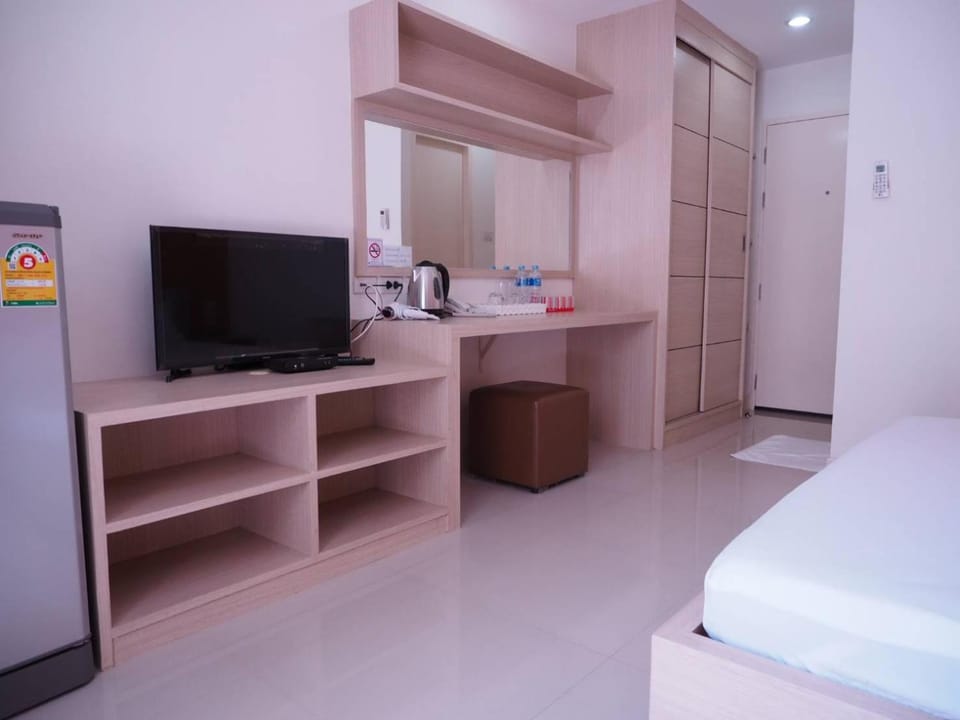Bed, TV and multimedia, Coffee/tea facilities, Photo of the whole room, Decorative detail, Decorative detail, Bedroom, Area and facilities, Drinks