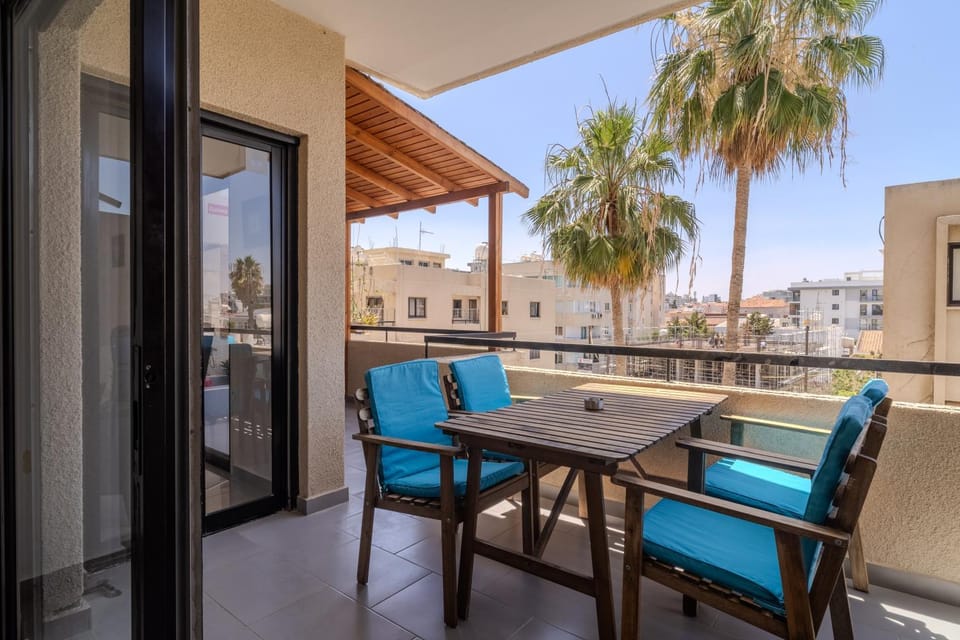 Lazaros 1BDR Suite 3 min walk to Finikoudes beach Apartment in Larnaca