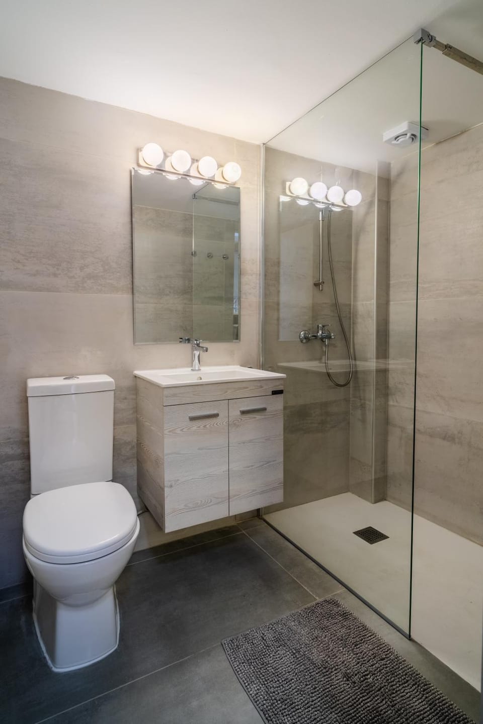 Lazaros 1BDR Suite 3 min walk to Finikoudes beach Apartment in Larnaca
