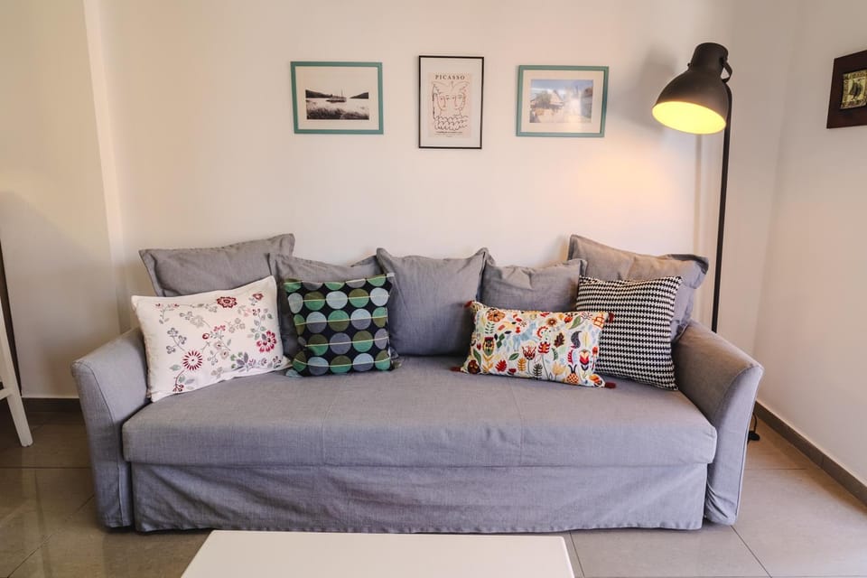 Lazaros 1BDR Suite 3 min walk to Finikoudes beach Apartment in Larnaca