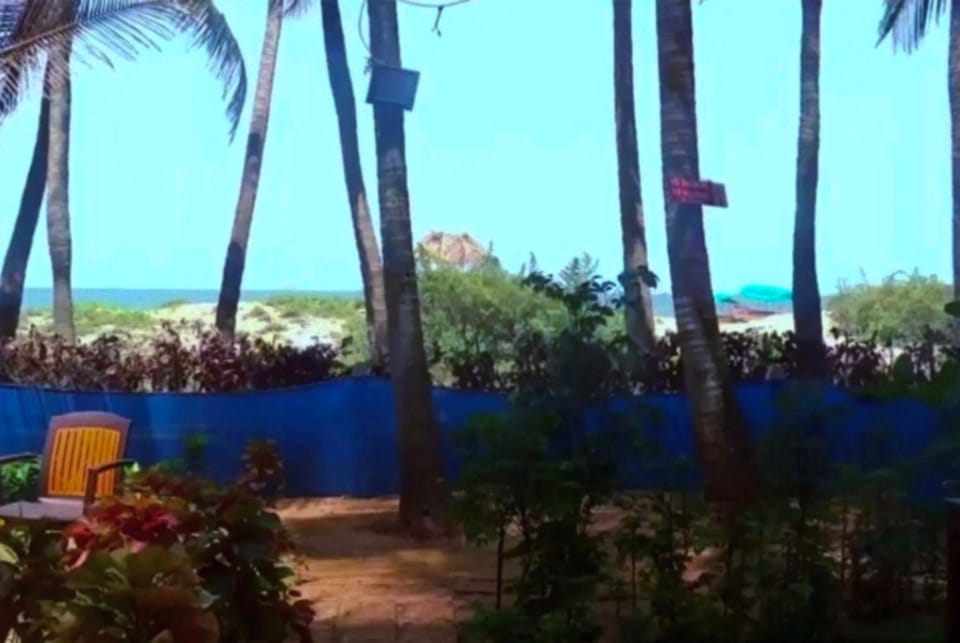 Facade/entrance, Garden, Beach, On site, Garden view, Sea view