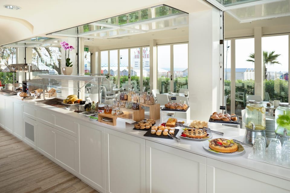 Restaurant/places to eat, Food and drinks, Breakfast, Continental breakfast, Buffet breakfast