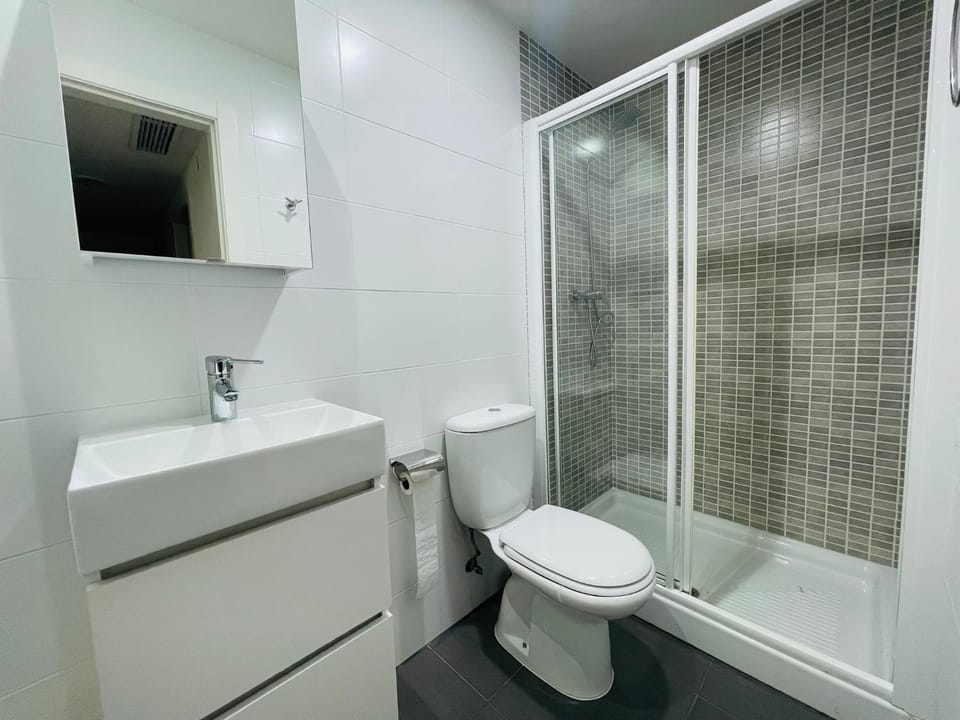Shower, Toilet
