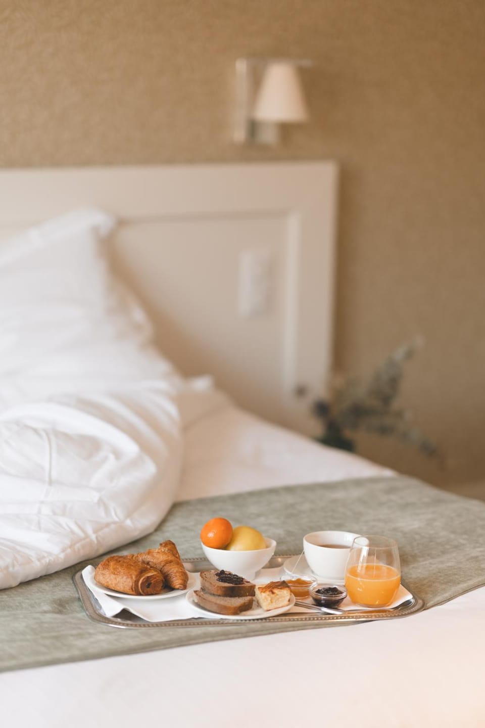 Bedroom, Breakfast