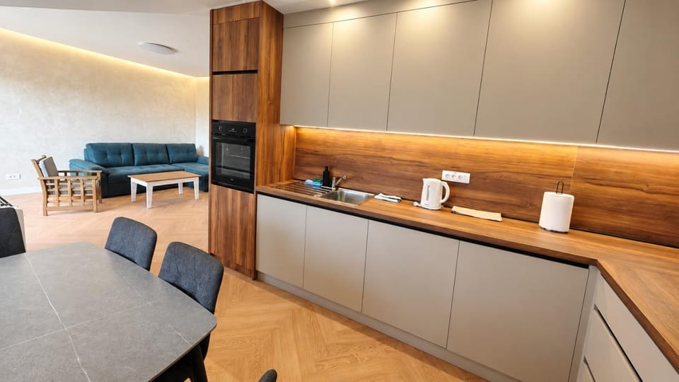 Coffee/tea facilities, Kitchen or kitchenette, Living room, Seating area, Dining area