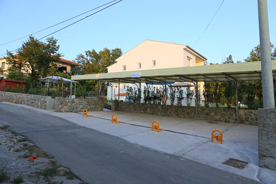 Patio, Area and facilities
