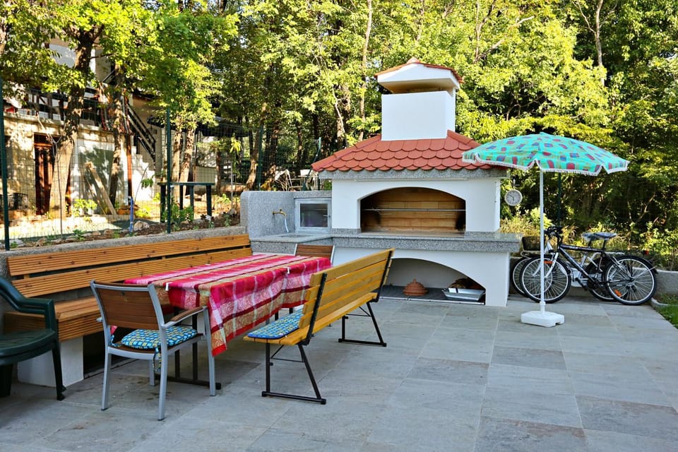 Patio, BBQ facilities