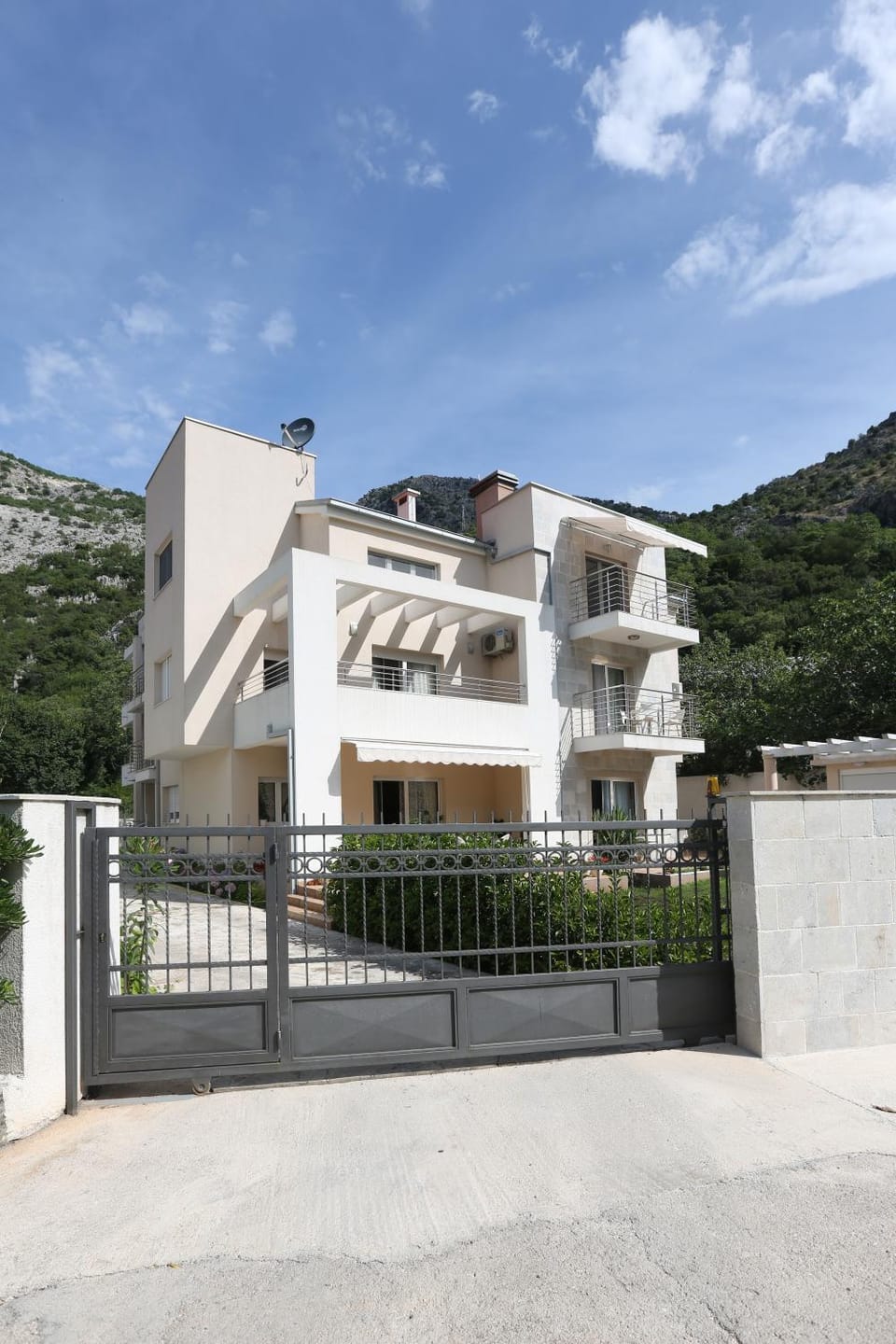 Property building, Facade/entrance