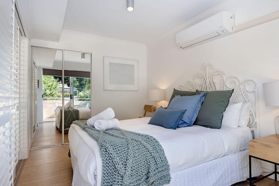 Bed, Photo of the whole room, Bedroom, air conditioner