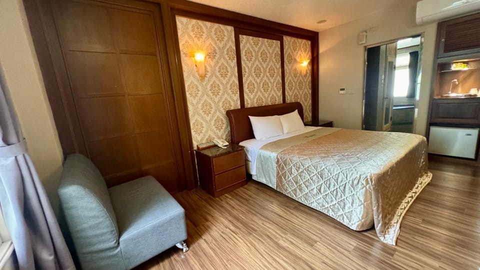 Bed, Living room, Photo of the whole room, Bedroom