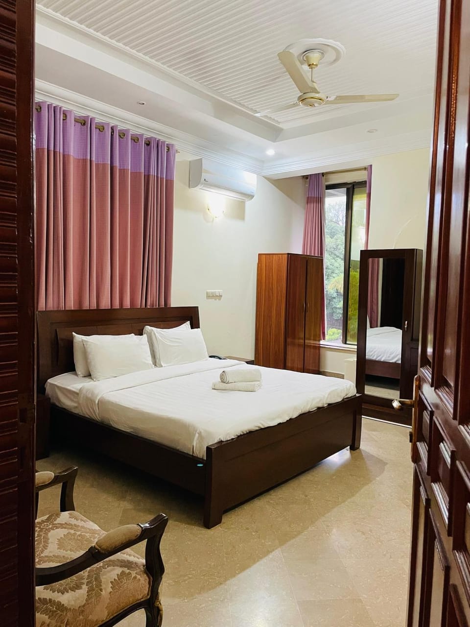 Bed, TV and multimedia, Photo of the whole room, Bedroom, towels, air conditioner