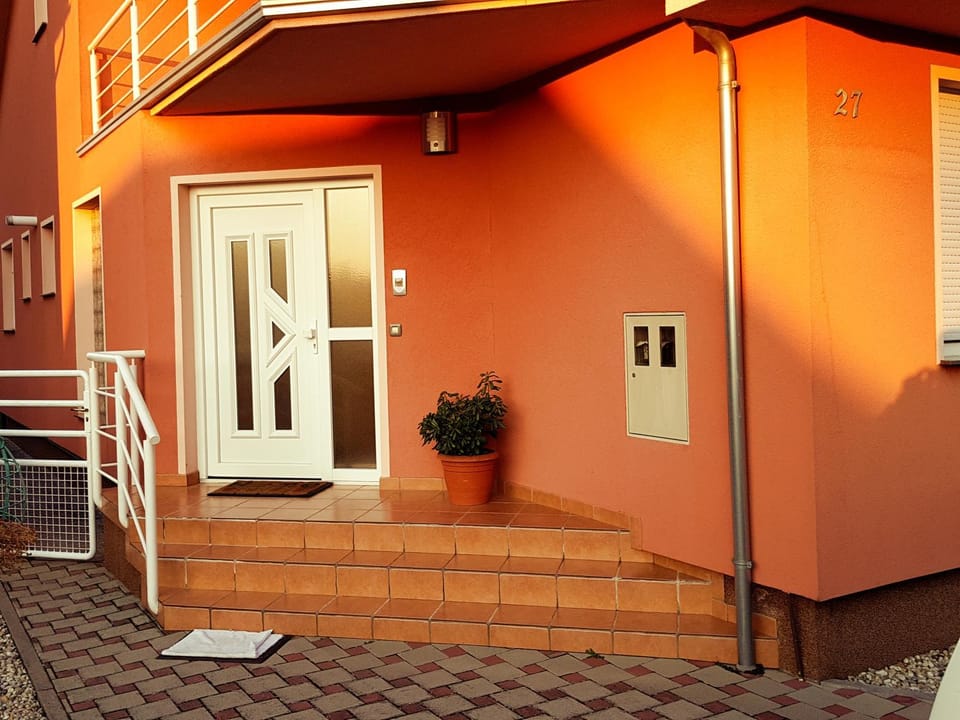 Facade/entrance
