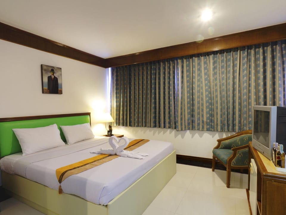 Bed, TV and multimedia, Photo of the whole room