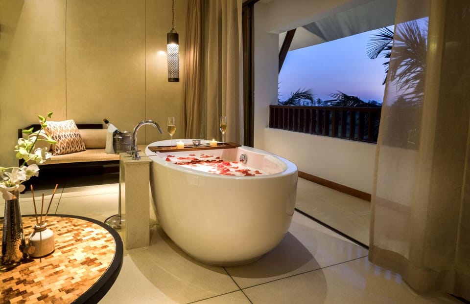 View (from property/room), Balcony/Terrace, Seating area, Bath