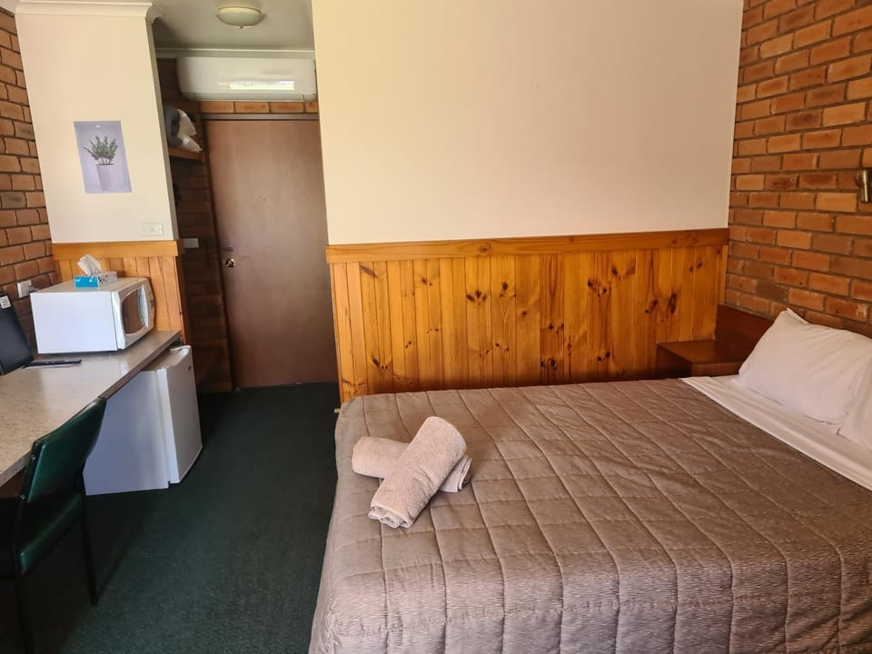 Bed, Bedroom, minibar, oven