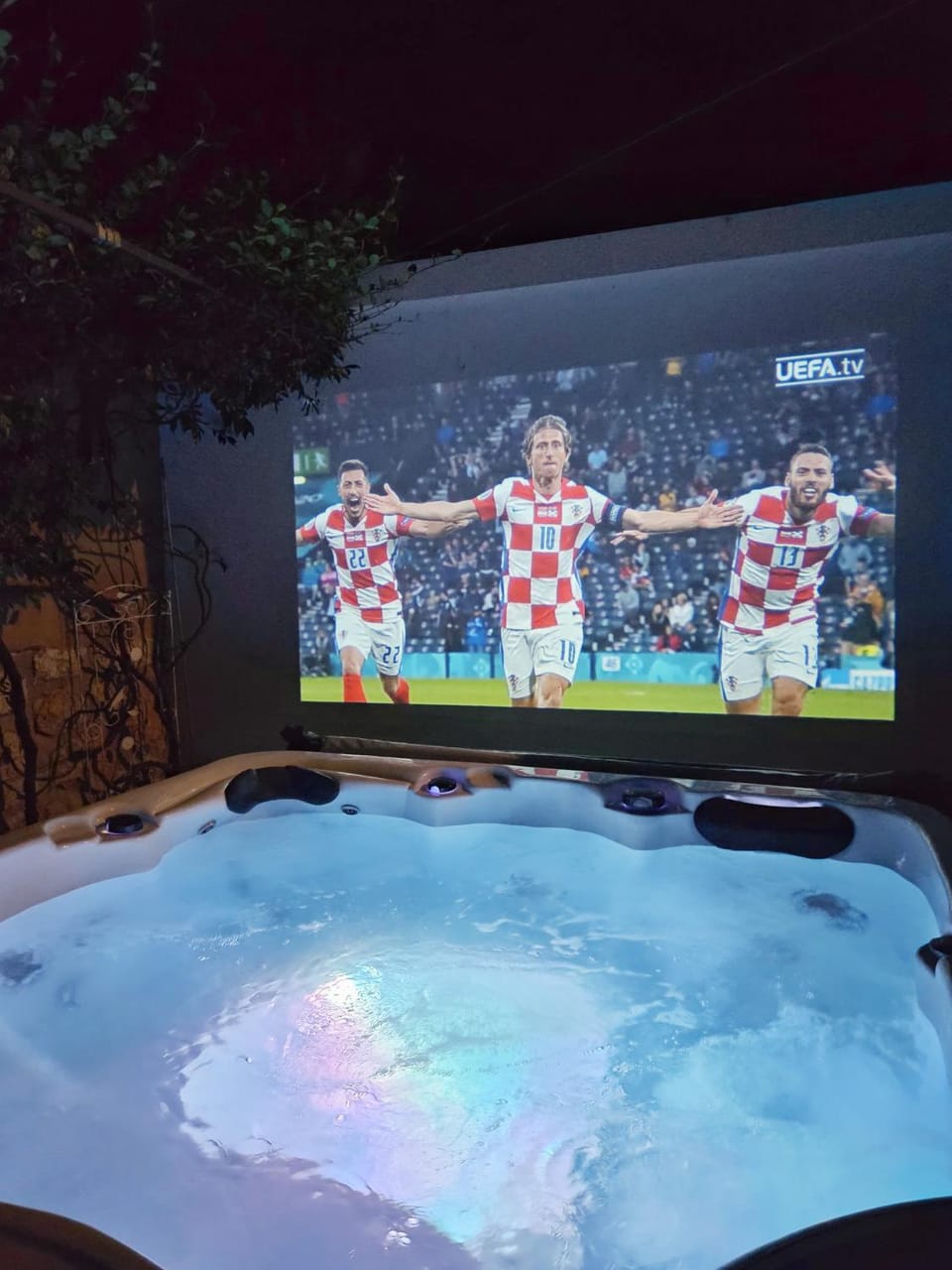 Night, Garden, Hot Tub, TV and multimedia, Evening entertainment, Entertainment