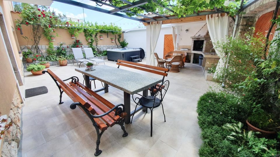 Shower, Property building, Patio, Day, Bird's eye view, Summer, BBQ facilities, BBQ facilities, Billiard, Bowling, Children play ground, Garden, Garden, Hot Tub, Hot Tub, Coffee/tea facilities, Balcony/Terrace, Balcony/Terrace, Kitchen or kitchenette, Photo of the whole room, Decorative detail, Seating area, Dining area, On site, Pets, Garden view