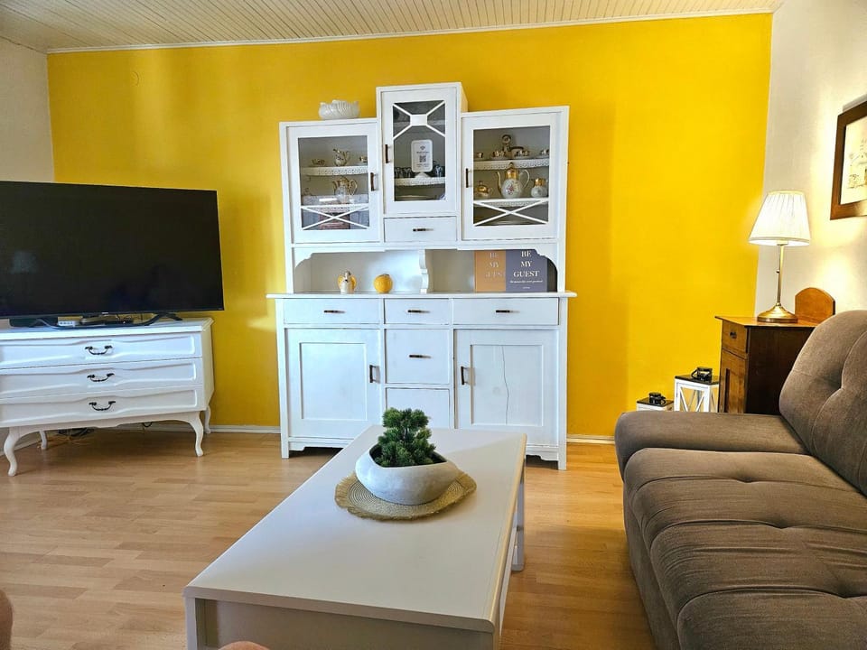 Property building, TV and multimedia, Living room, Seating area