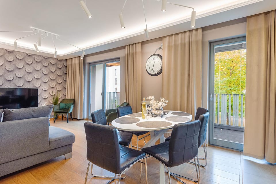 TV and multimedia, Living room, Seating area, Dining area