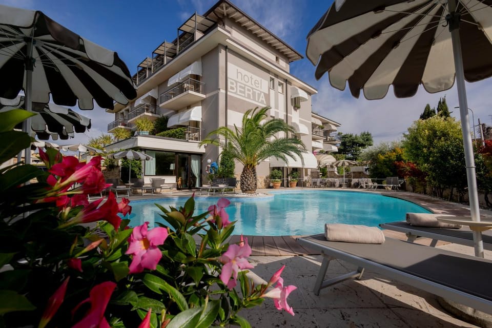 Property building, Swimming pool, sunbed