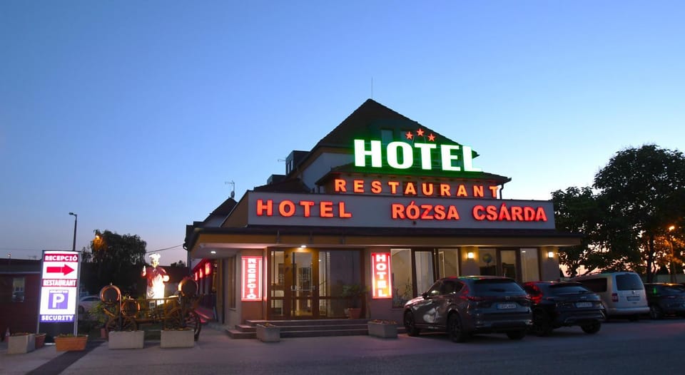 Hotel Rózsa Csárda Bungalow & Caravan Park Apartment in Slovakia