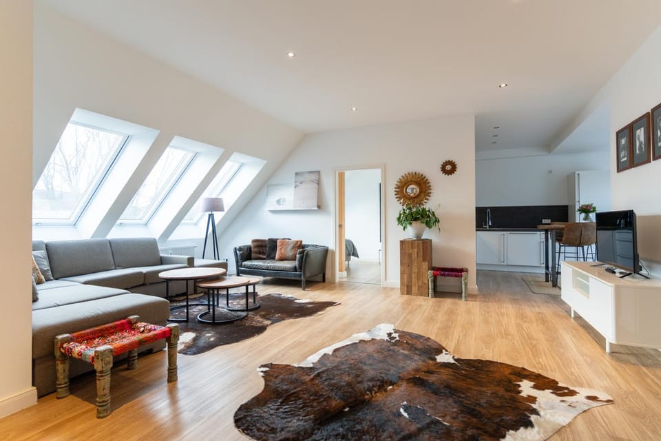 TV and multimedia, Living room, Seating area, furniture, internet