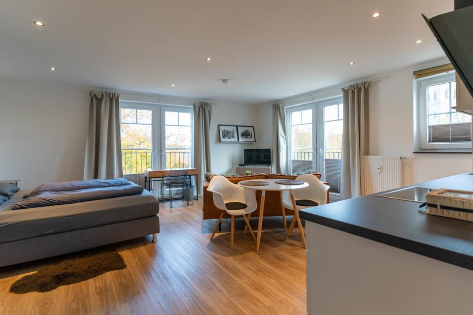 Bed, TV and multimedia, Living room, Photo of the whole room, Seating area, kitchen