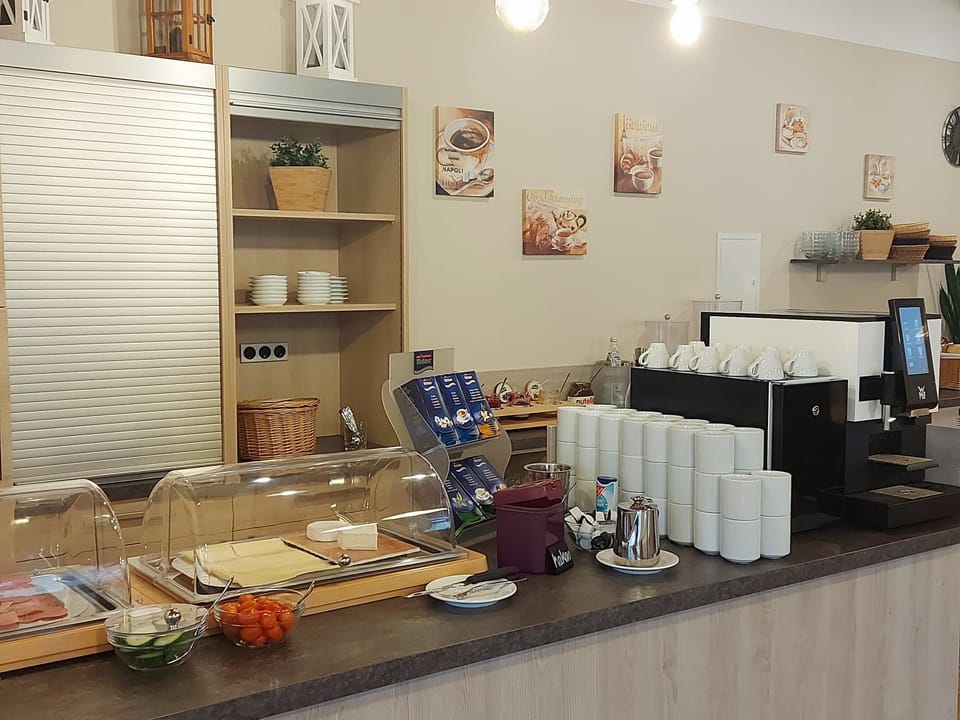 Breakfast, Internal: Not applicable to any particular room