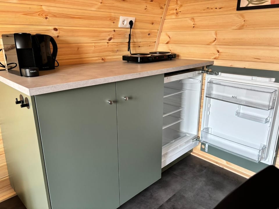 Coffee/tea facilities, Kitchen or kitchenette, stove