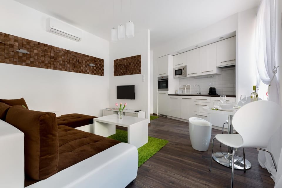 TV and multimedia, Kitchen or kitchenette, Living room, Seating area