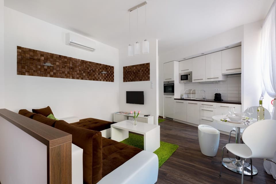 Kitchen or kitchenette, Living room, Seating area, Dining area