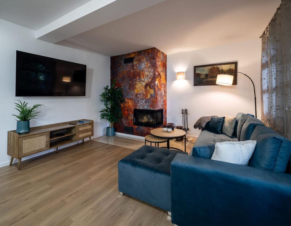 Communal lounge/ TV room, Living room, Seating area, fireplace