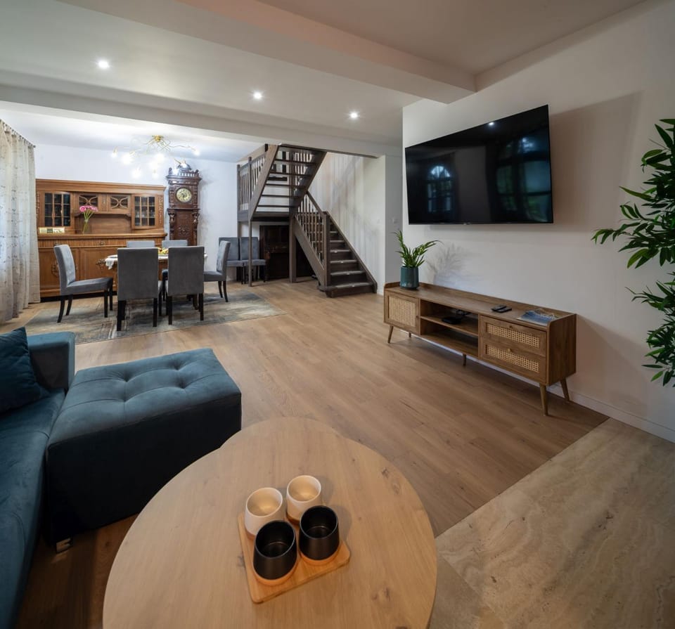 Communal lounge/ TV room, Living room, Seating area