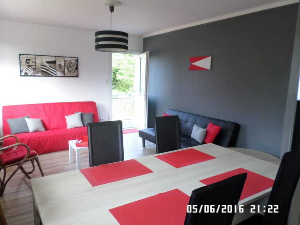 TV and multimedia, Coffee/tea facilities, Kitchen or kitchenette, Living room, Seating area, Dining area
