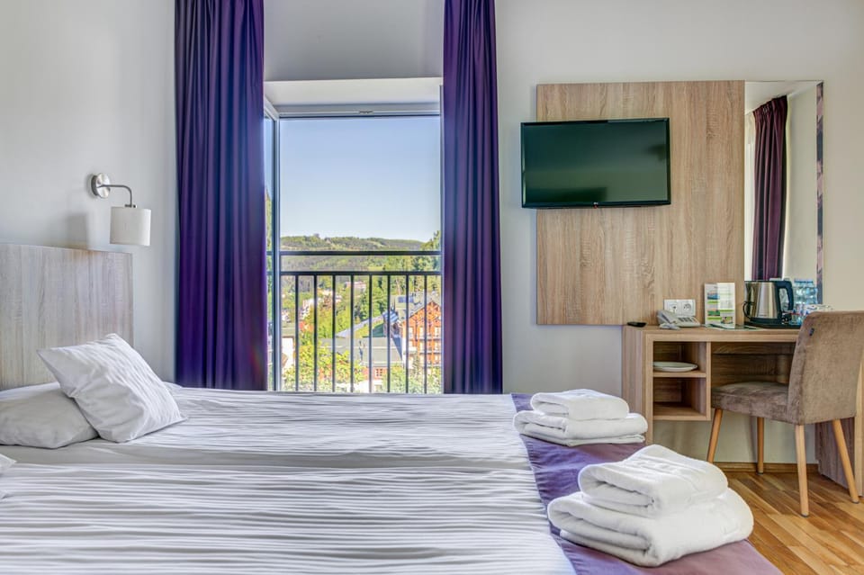 Bed, TV and multimedia, View (from property/room), Photo of the whole room, Bedroom, Mountain view, Buffet breakfast, towels, wardrobe