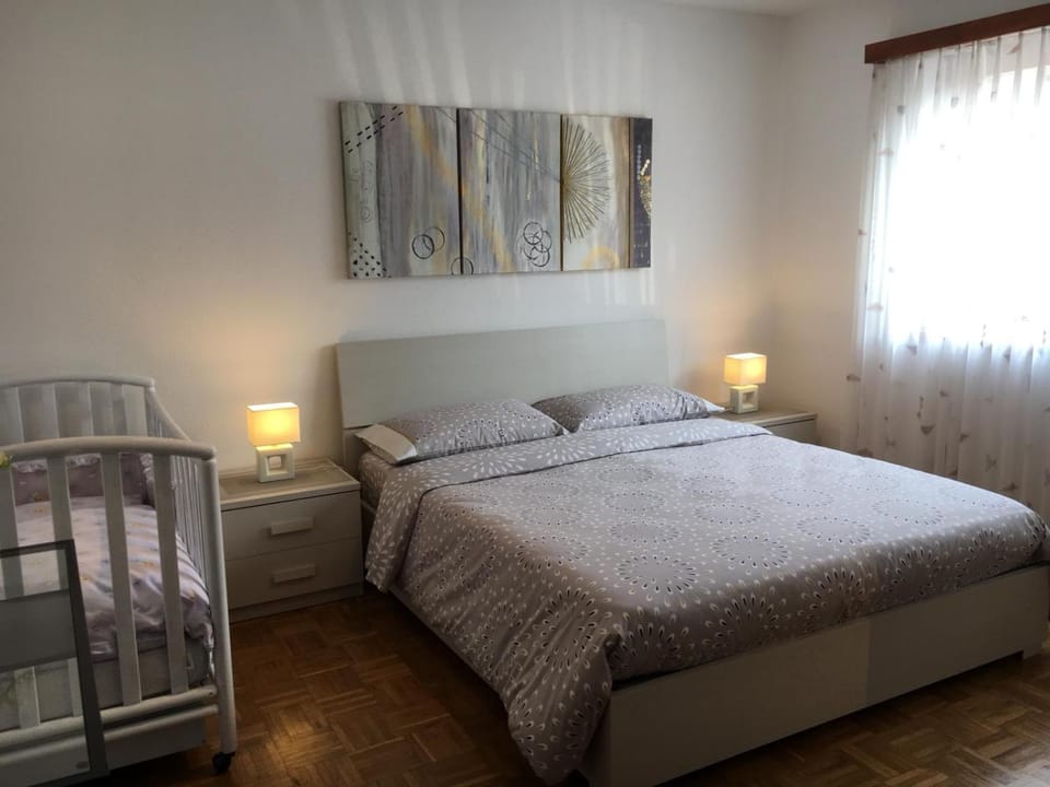 Bedroom, cot
